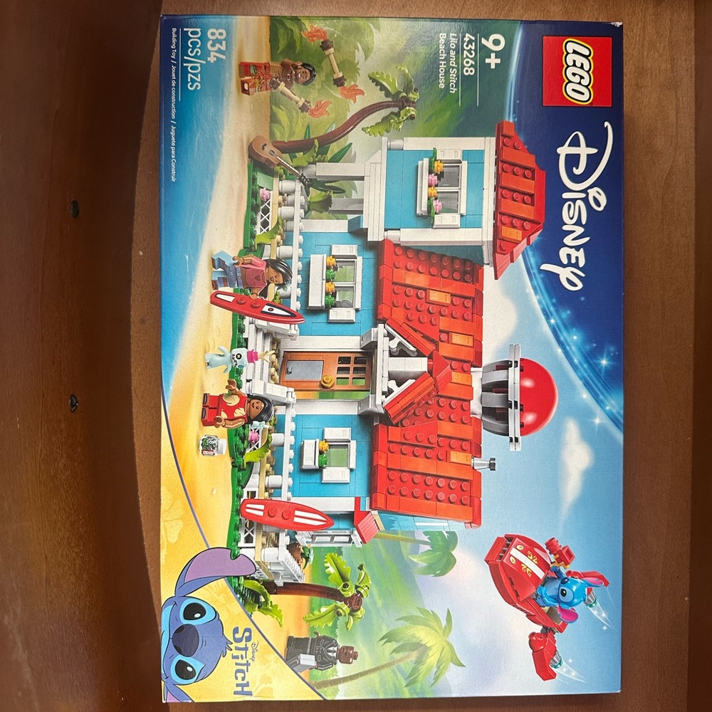 LEGO Disney Stitch's Tropical Adventure Set - Red, Blue, and White